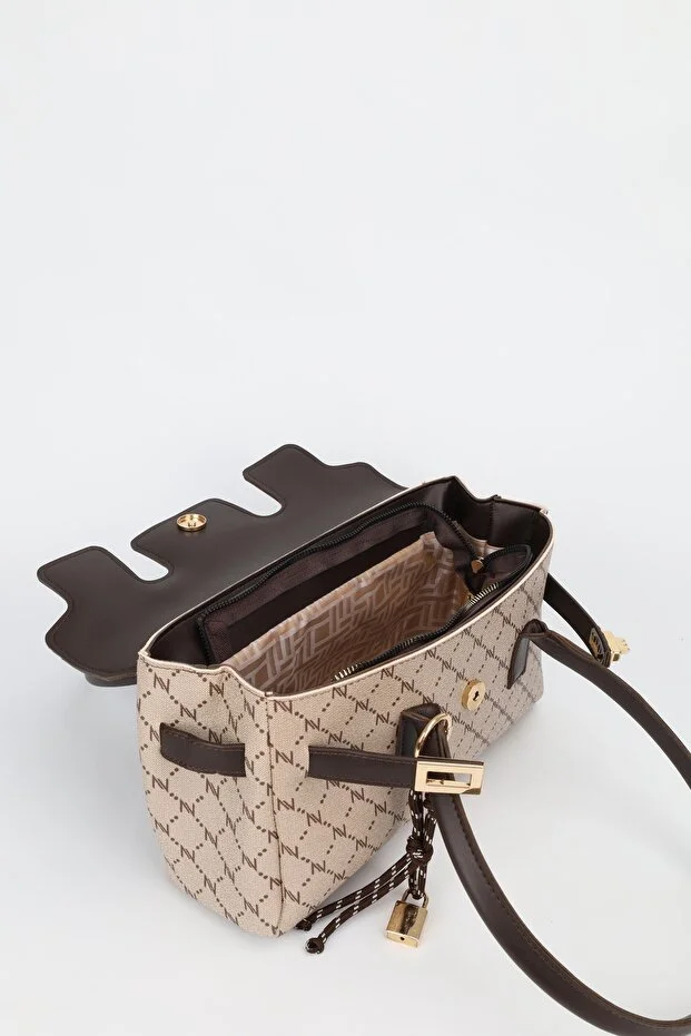 Kadın Monogram VizonKahve Deri Kemerli Charm Detaylı Kapaklı El Ve Omuz Çantası 16x30 Cm Pera Kadın Monogram VizonKahve Deri Kemerli Charm Detaylı Kapaklı El Ve Omuz Çantası 16x30 Cm Pera